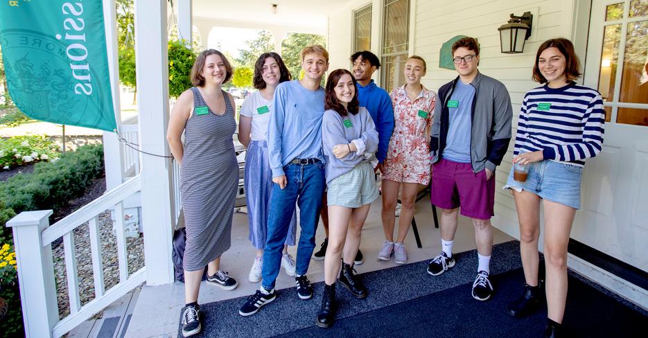 College student tour guides welcome prospective families to Skidmore's campus