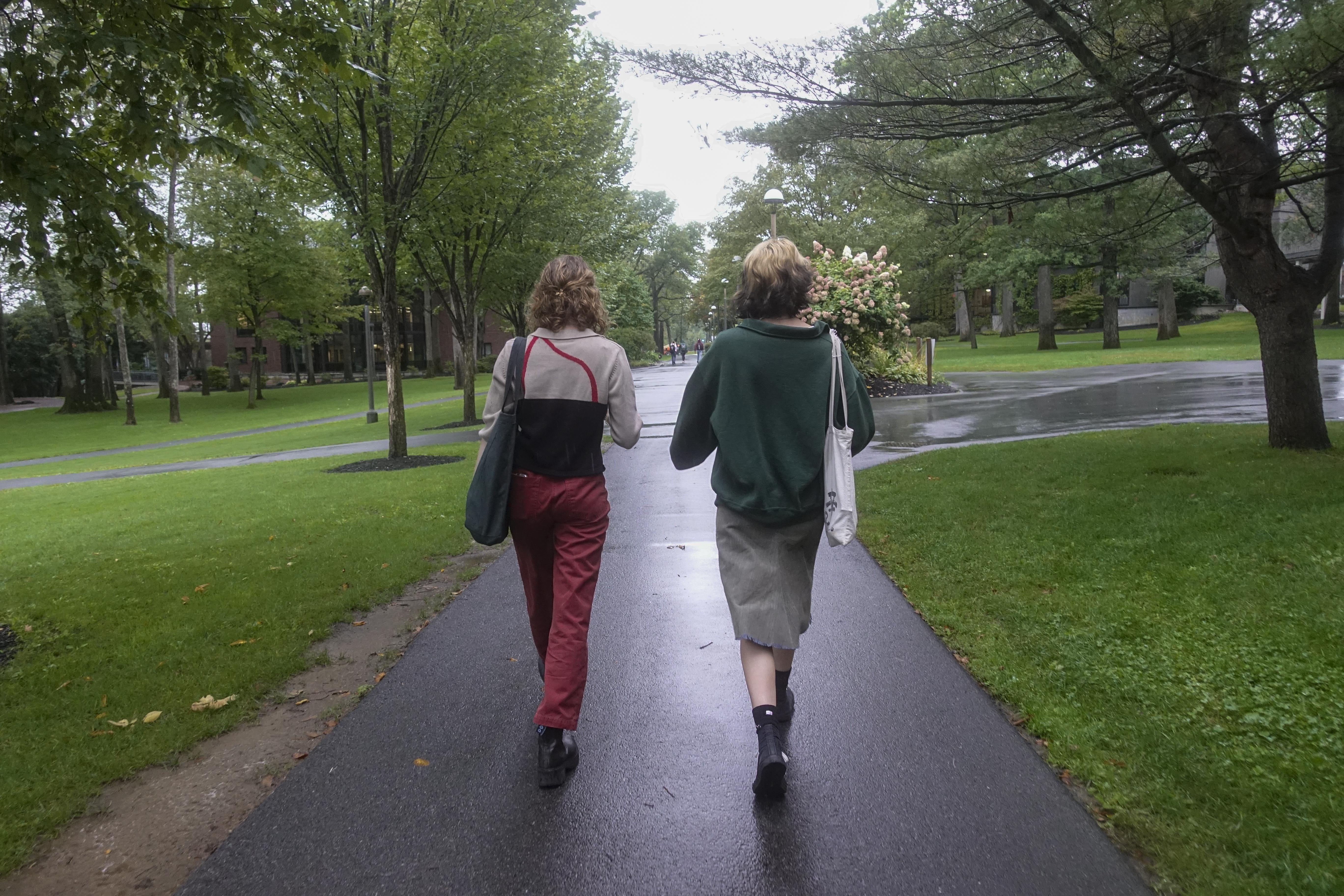 一个下着雨的周二早晨，科妮(左)和任杰一起去上课. 